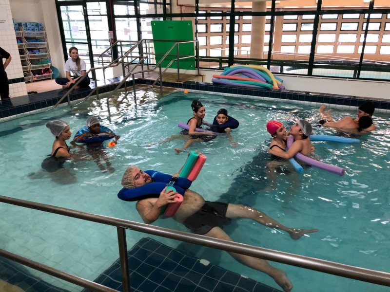 ACAD�MICOS DE FISIOTERAPIA ATENDEM OS ALUNOS DA ASSOCIA��O DE AMIGOS DO AUTISTA (AMA)