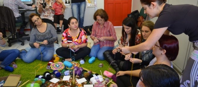 Participantes do Arte na Escola confeccionam Mandalas de Fios