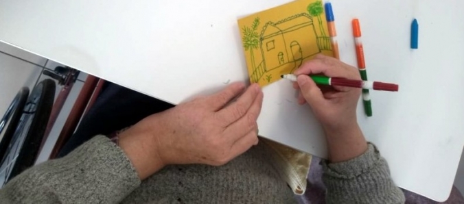 Egressos trabalham a arte postal em oficina aberta para a comunidade