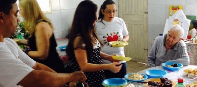 Curso de Administrao doa alimentos ao Asilo Rede Viva
