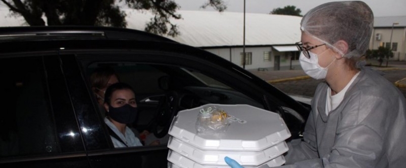Estudantes de Odontologia da Unesc realizam drive-thru de pizzas em prol do Bairro da Juventude