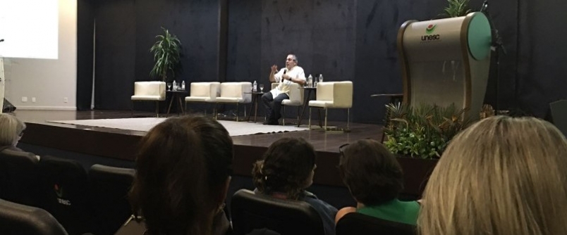 Especialista d� aula no evento de lan�amento do curso de P�s-Gradua��o em Acupuntura da Unesc