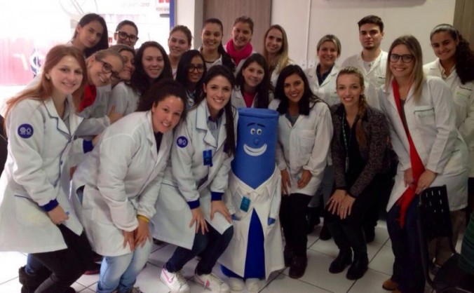 Acad�micos de Biomedicina visitam Laborat�rio de An�lises Cl�nicas