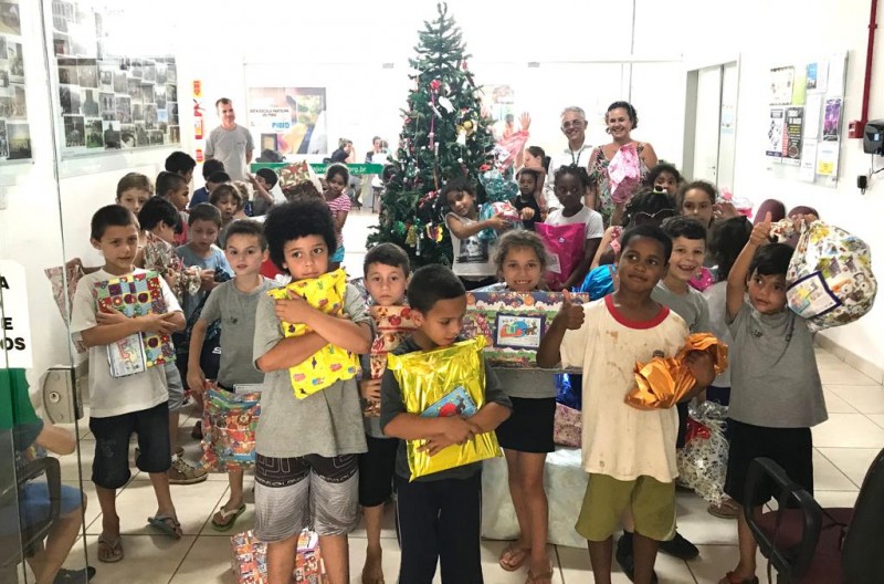 Contabilizando Natal 2018 entrega brinquedos para as crianas do Bairro da Juventude.