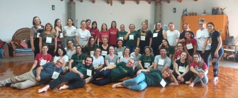 Colaboradores que trabalham com atendimento ao estudante participam de encontro