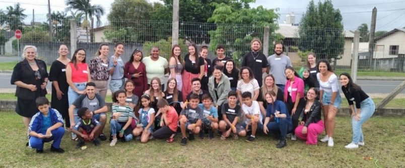 Acadmicos de Psicologia alinham teoria  solidariedade