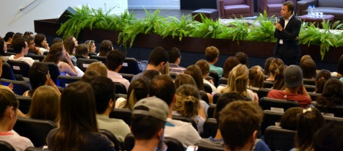 Paulo Kramer fala sobre Odontopediatria com alunos