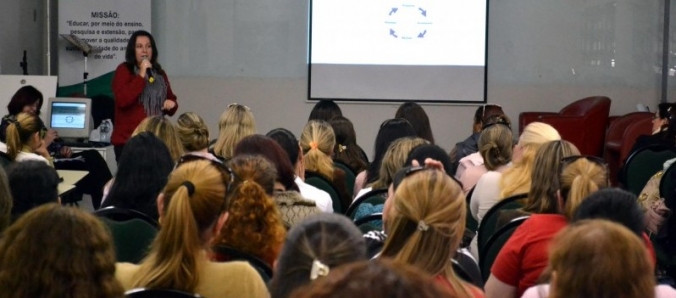 Mestranda da Unesc apresenta estudo sobre a Forma��o Continuada de Crici�ma