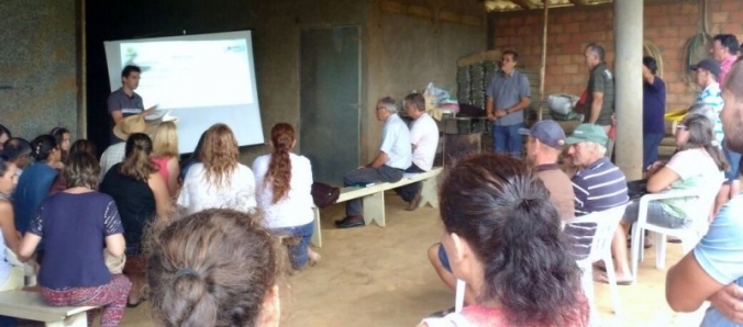 Egresso do Mestrado em Cincias Ambientais dialoga com trabalhadores rurais em Iara