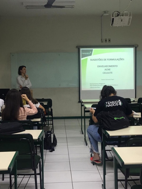 FISIOTERAPIA: ALUNOS DA DISCIPLINA DE DERMATOFUNCIONAL TIVERAM AULA COM A FARMAC�UTICA FELICE PIERI