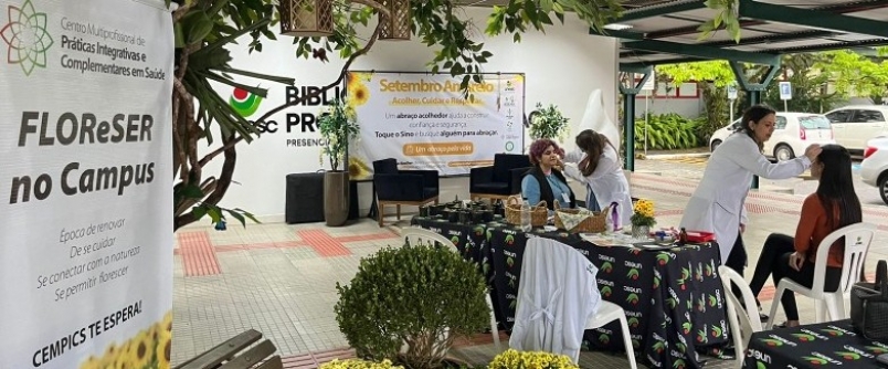 Professores, colaboradores e acadmicos da Unesc so atendidos durante atividade das Prticas Integrativas Complementares