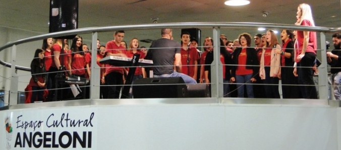 Espa�o Cultural do Angeloni recebe Coral da Unesc