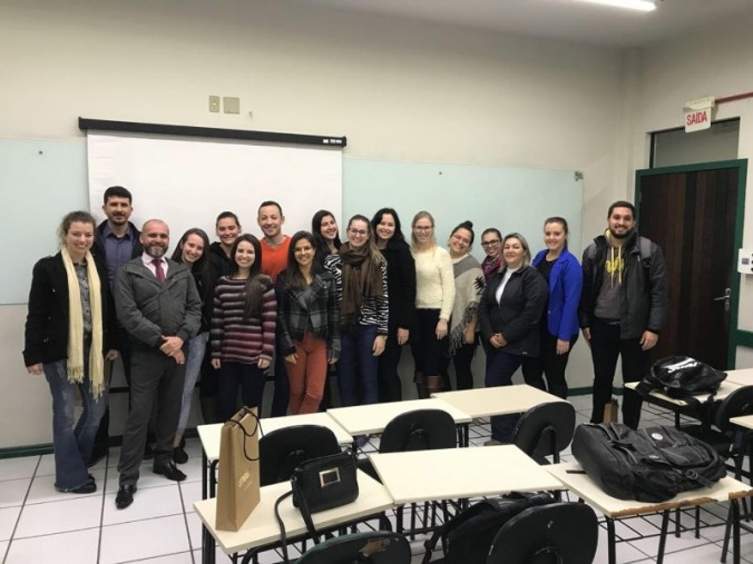 FORMANDOS DA FISIOTERAPIA T�M REUNI�O COM REPRESENTANTE DO CREFITO-10