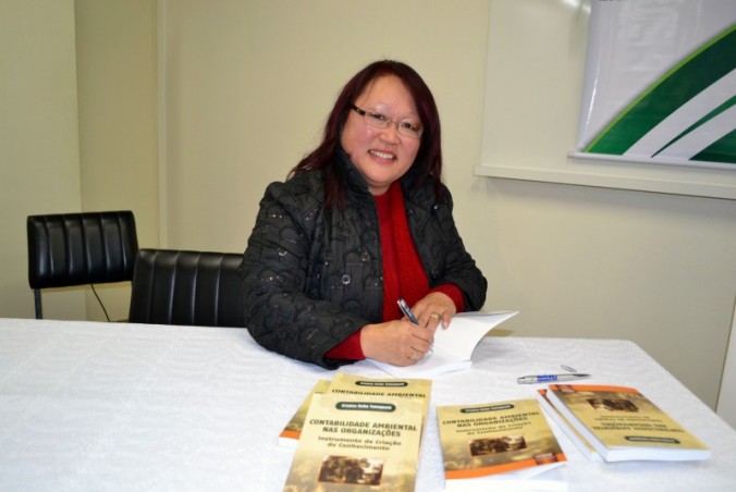 Professora Doutora Cristina Keiko Yamaguchi, lan�a livro: Contabiliadade Ambiental nas Organiza��es