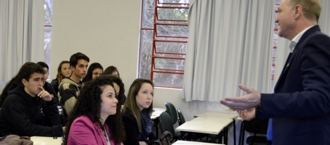Dezenas de jovens iniciam preparao para o ENEM