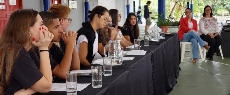 Ambiente politizado marca debate entre chapas do Gr�mio Estudantil no Col�gio Unesc