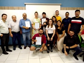 Acadmicos do curso de Administrao entregam planos de negcios para empresrios em ao do Ncleo de Empreendedorismo da Unesc