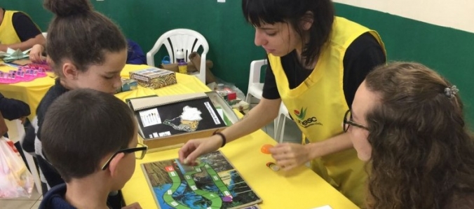 Professores e alunos levam sorrisos para crianas do Bairro Mineira Velha