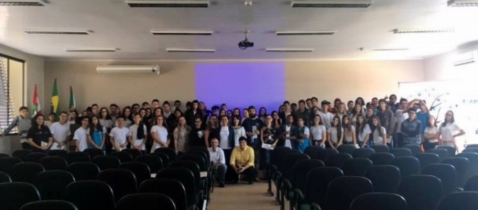 Projeto do DIDH apresenta trabalhos em escola de Lauro M�ller