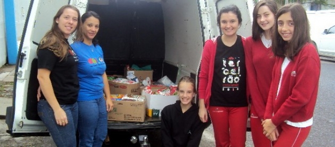 Alunos do Col�gio Unesc doam alimentos para Casa Guido