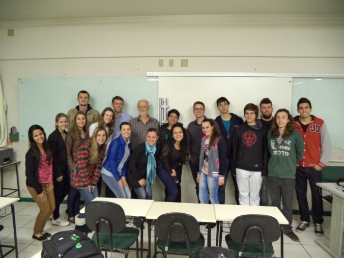 Acad�micos da 1� Fase do Curso de Engenharia Qu�mica e alunos do terceir�o de col�gios de Crici�ma recebem palestra com o Vice Presidente do CRQ - Conselho Regional de Qu�mica da XIII regi�o professor, Dr.Nivaldo Cabral Kuhnen.