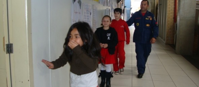 Alunos do Col�gio Unesc passam por treinamento do Corpo de Bombeiros