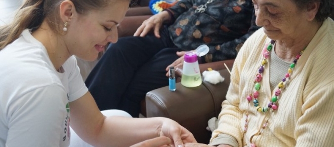 Colaboradores da Unesc do uma tarde de rainha para as mulheres de asilo de Cricima