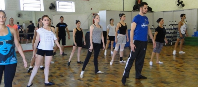 Bailarino internacional transmite sua t�cnica para profissionais da regi�o