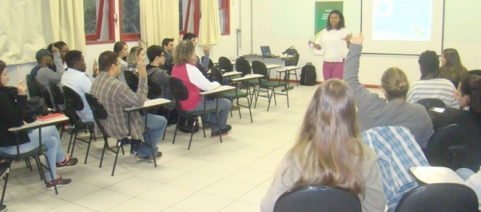 Direitos Humanos � tema de debate entre professores e alunos