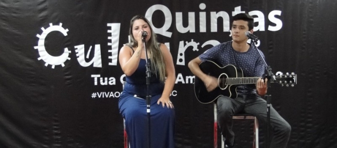 Voz e viol�o anima chegada ao campus no Quintas Culturais