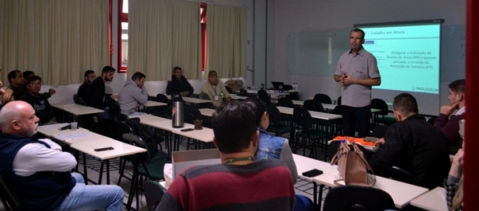 Funcion�rios da Universidade passam por treinamento para trabalho em altura