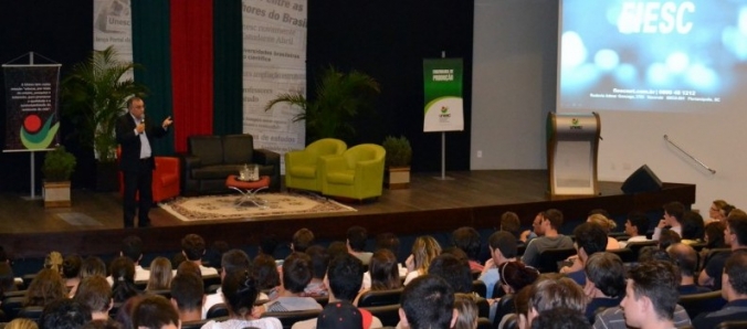Em Aula Inaugural, consultor da Fiesc fala sobre impactos na ind�stria