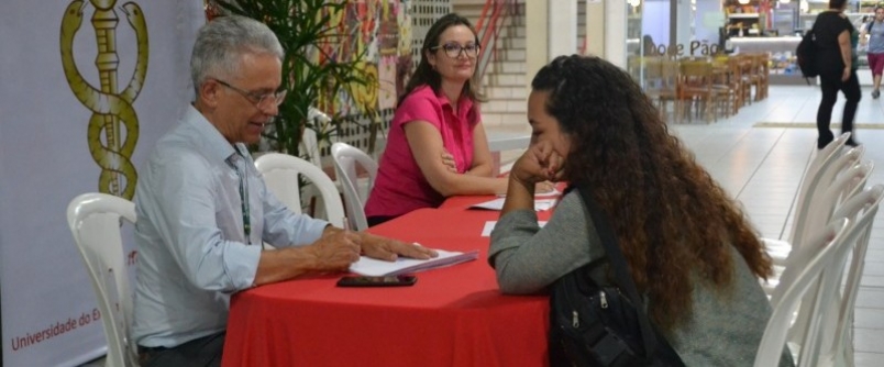 Estudantes da Unesc esclarecem d�vidas sobre o Importo de Renda