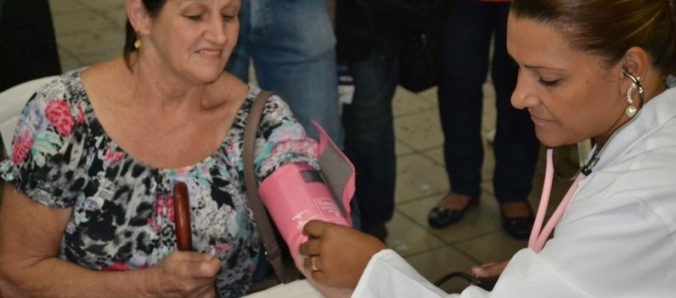 Curso de Medicina presta orientaes no Shopping Della