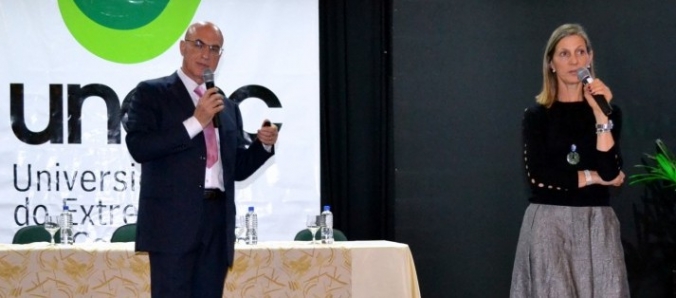 M�dico ministra palestra sobre tireoidite e iridologia