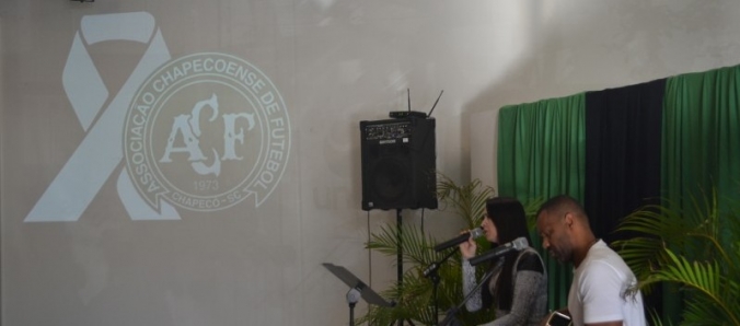 #ForaChape: Universidade faz homenagem s vtimas de acidente areo