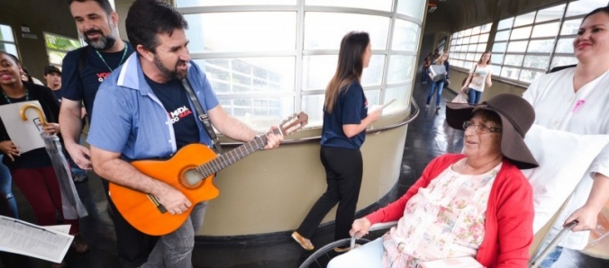 Voluntrios da Unesc levam cantoria e alegria ao Hospital So Jos