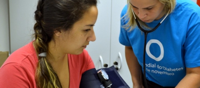 Novembro Azul: estudantes fazem teste de glicemia e press�o em funcion�rios