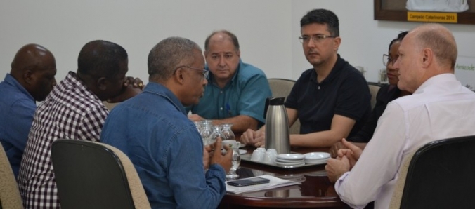 Universidade recebe visita do c�nsul geral de Angola no Brasil