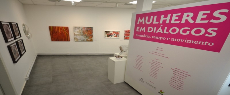 Exposio Mulheres em dilogos: Memria, tempo e movimento aberta  visitao na Sala Edi Balod da Unesc