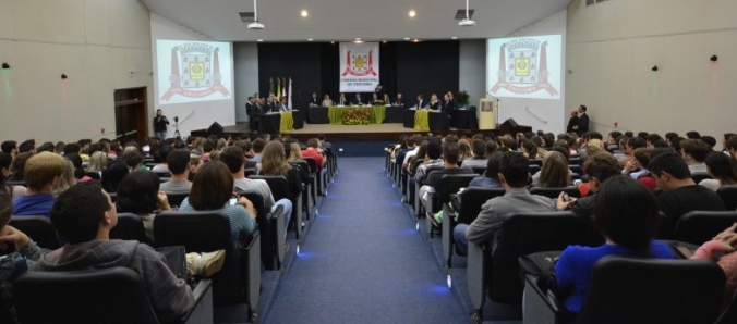 Acadmicos participam de Sesso Itinerante da Cmara na Universidade
