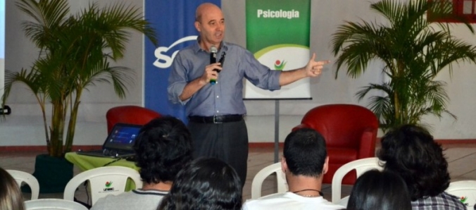 Alunos e professores de Psicologia assistem palestra sobre �Fazer o Bem Faz Bem�