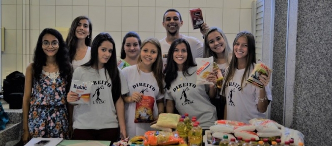 Calouros da Unesc realizam doaes de alimentos durante o Trote Solidrio