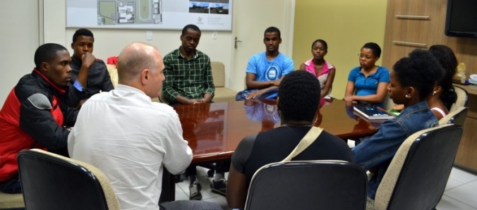 Universidade disponibiliza curso de L�ngua Portuguesa para alunos estrangeiros