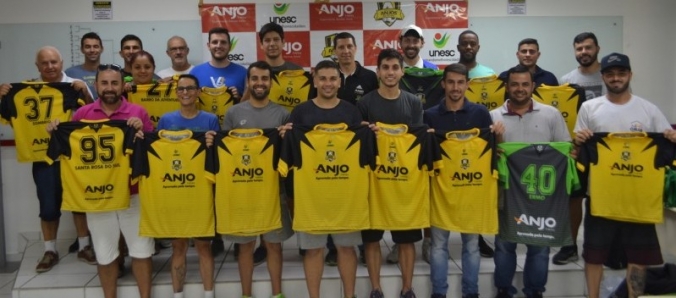 Projeto Anjos do Futsal entrega uniformes e materiais para municpios participantes