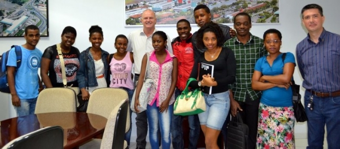 Universidade d as boas-vindas aos alunos estrangeiros