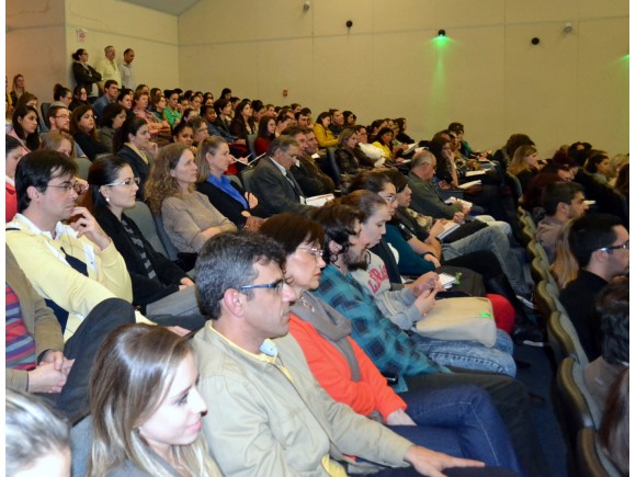 Professores do Curso participam da palestra do educador portugus Antnio Nvoa.