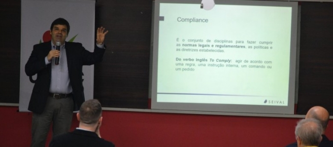 Curso de Ci�ncias Econ�micas da Unesc recebe palestra de Carlos Groehs Chaves