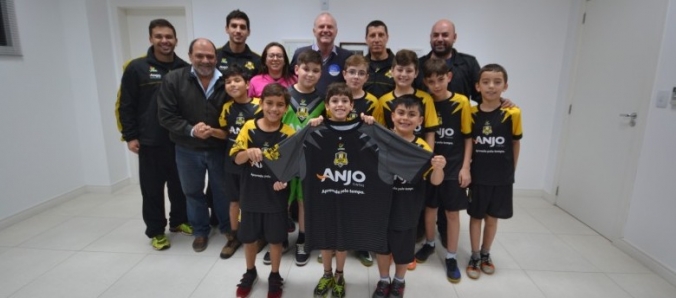 Novo uniforme do projeto Anjos do Futsal � entregue � Reitoria