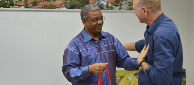 Unesc recebe c�nsul da Angola no Brasil